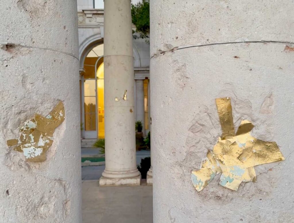 Columnas de la Casa de Velázquez intervenidas por la artista Regina Quesada en 2024 (Foto © Nancy Berthier).