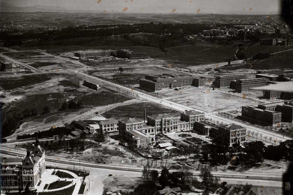 Vista aérea del campus de la Ciudad Universitaria de Madrid, construido entre finales de la década de 1920 y comienzos de la de 1930 (Actualidades Gráficas, CIFRA).