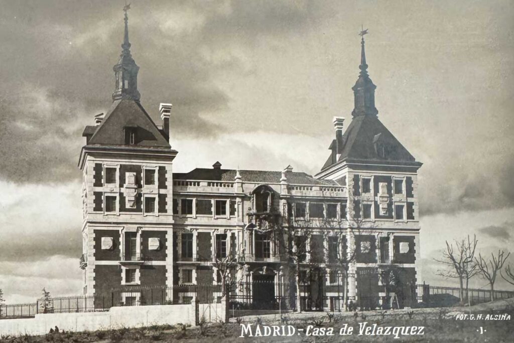 Postal de 1928 con la fachada principal de la Casa de Velázquez.