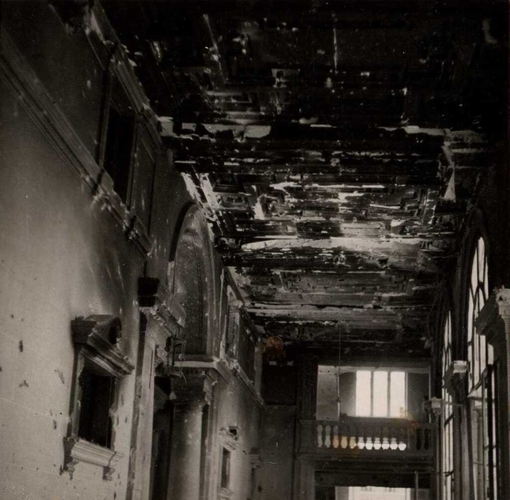 Sobre estas líneas, algunos de los efectos de la devastación que padeció el edificio durante los enfrentamientos desarrollados en noviembre de 1936 (Autor desconocido - Archivo Académie des Beaux-Arts).