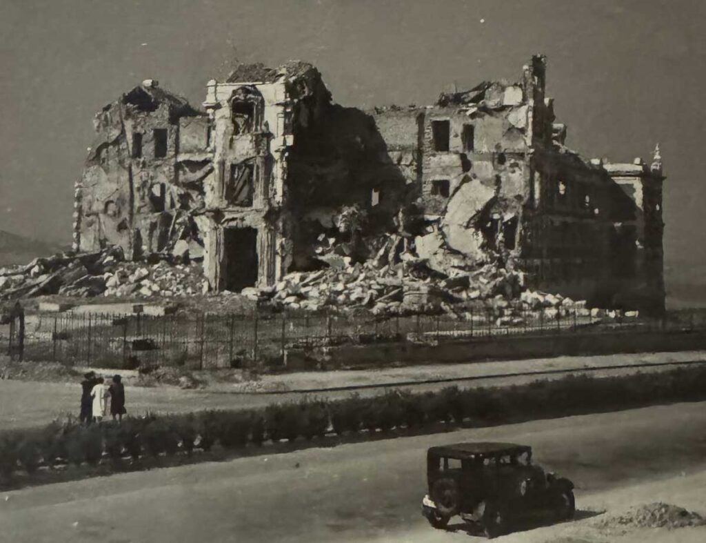 Con sus torres mutiladas y sus fachadas deshechas, la silueta del edificio se convirtió en una imagen reconocible de la devastación de la Ciudad Universitaria (Autor desconocido - Archivo personal Rafael R Tranche).