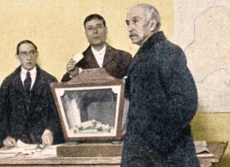 Las elecciones generales de 1920: efímera estabilidad EDUARDO DATO, presidente del Consejo y, a la postre, ganador de las elecciones generales, emitiendo su voto en el colegio electoral de la madrileña calle de Castelló.