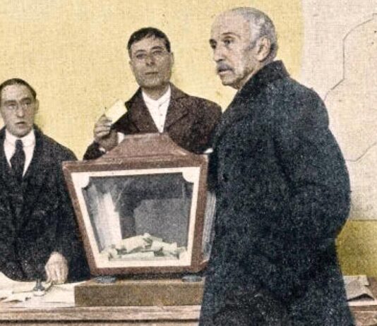 Las elecciones generales de 1920: efímera estabilidad EDUARDO DATO, presidente del Consejo y, a la postre, ganador de las elecciones generales, emitiendo su voto en el colegio electoral de la madrileña calle de Castelló.
