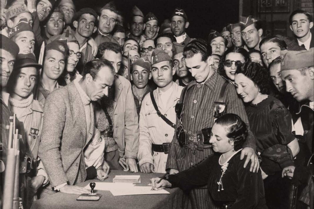 boda guerra civil Celebración de un matrimonio civil entre milicianos en territorio republicano.