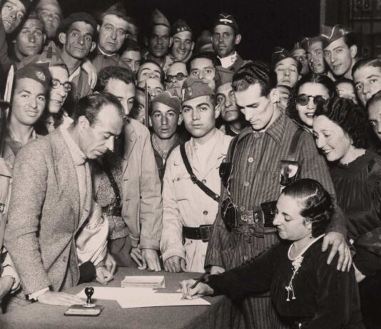 Celebración de un matrimonio civil entre milicianos en territorio republicano.