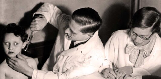 Aktion T4: la medicina criminal nazi En 1929 Hitler ya hablaba de eugenesia radical para la “fuerza étnica”, a “no mantener a los débiles a costa de los sanos” y de “eliminar a los discapacitados”, por la carga económica y la inutilidad de los programas de asistencia.